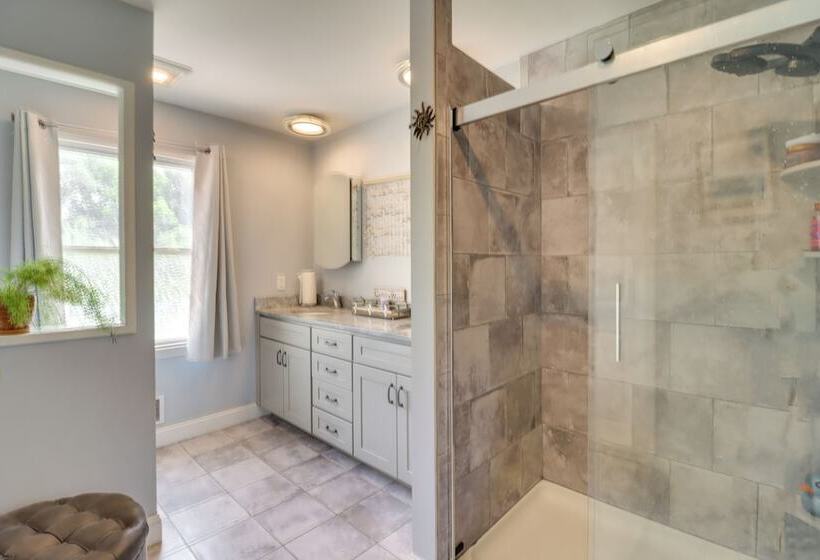 Calm Columbia Haven: Outdoor Pool, Hot Tub!