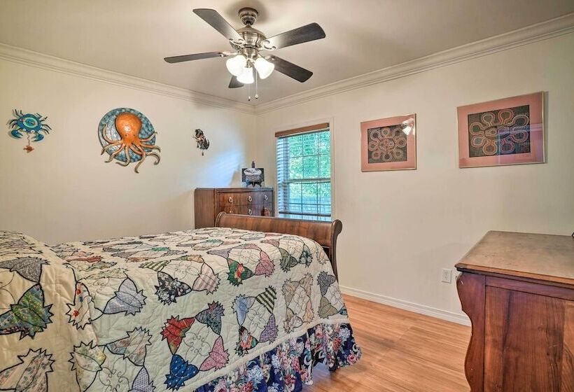 Charming Home W/ Yard, Walk To Beach & Casino