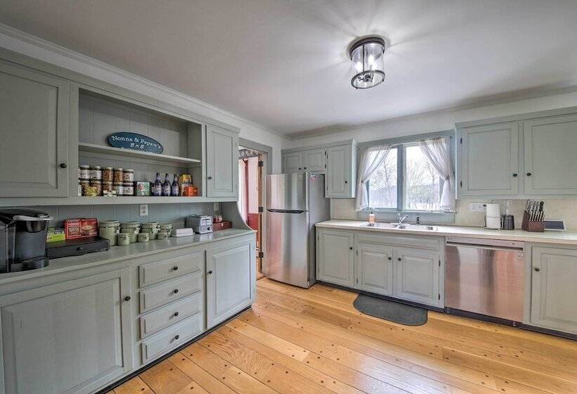 Cozy Colonial Home W/ Bay Access & Water View