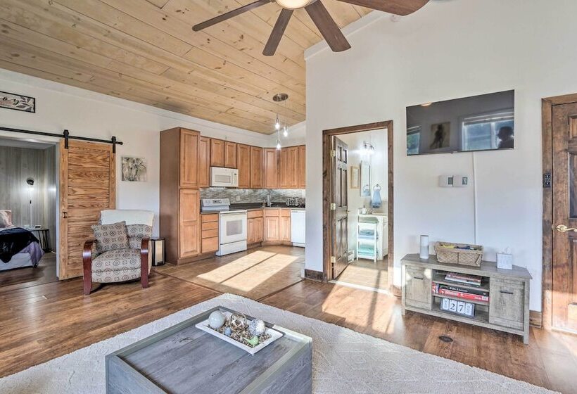 Pet Friendly Retreat On A Horse Breeding Farm!
