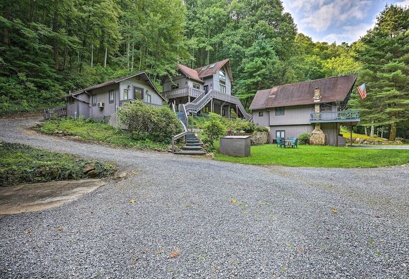 Cozy Roan Mountain Cabin W/ Private Balcony!