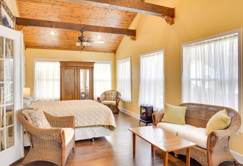 Cumberland Cottage    2 Blocks To Downtown Dover!