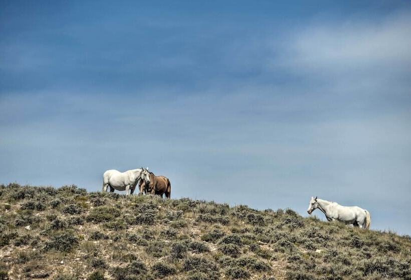 Exquisite Log Home With Lander Valley Views!