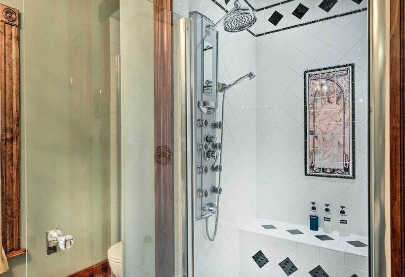 Downtown Lancaster French Victorian Gem!