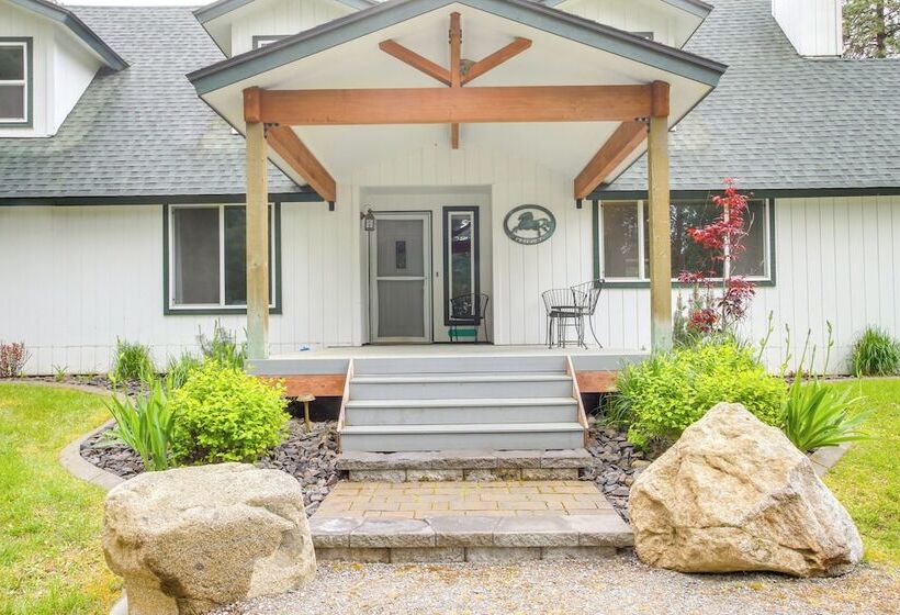 10 Mi To Silverwood: Secluded Getaway!