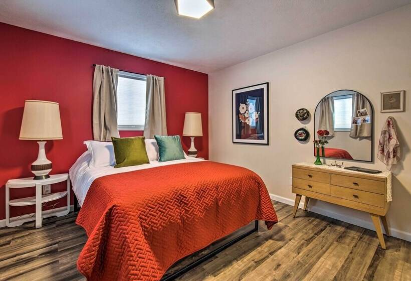 Ideally Located House   9 Mi From Route 66!