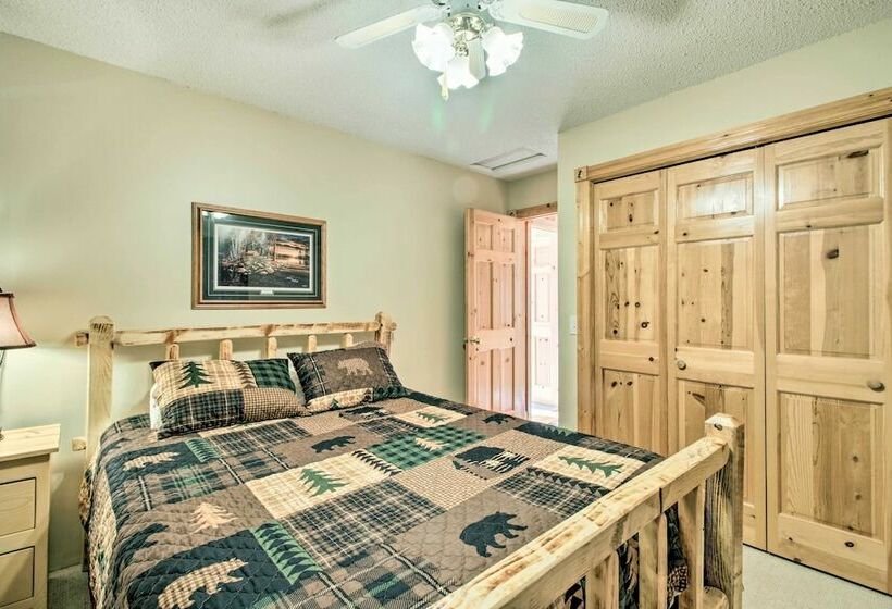 Lakefront Isle Escape W/ Dock + Fire Pit!