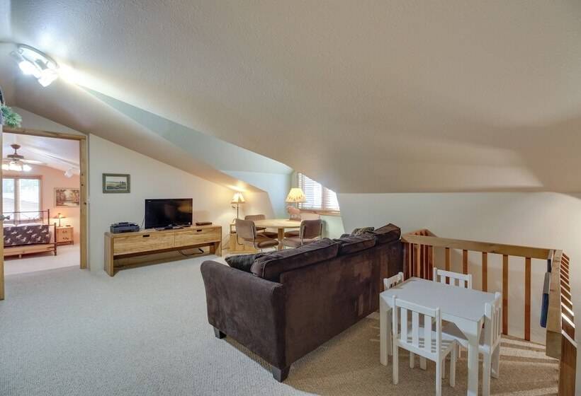 Large Home On Lake Edward W/ Deck & Fire Pit!