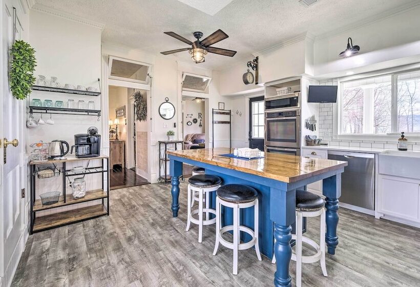 Lush, Modern Farmhouse W/ Mtn Views & Sunroom
