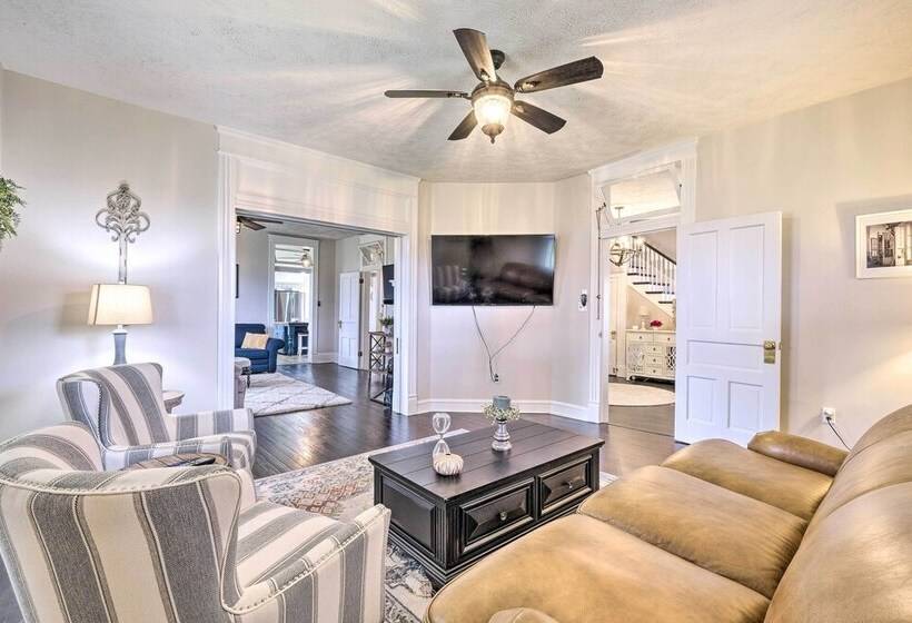 Lush, Modern Farmhouse W/ Mtn Views & Sunroom