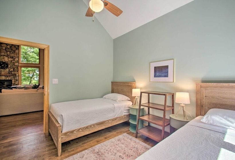 Luxe Wintergreen Resort Escape W/ Hot Tub!