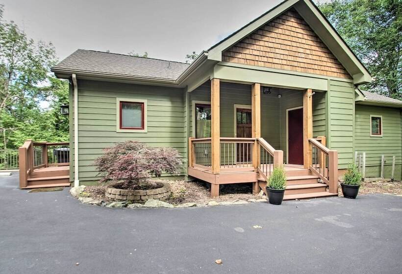 Luxe Wintergreen Resort Escape W/ Hot Tub!