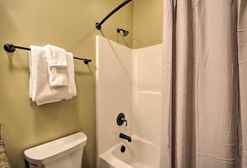 Luxe Wintergreen Resort Escape W/ Hot Tub!