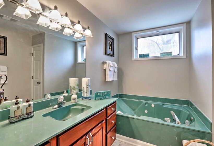 Quiet Memphis Home On 20 Acres: 10 Mi To Downtown!