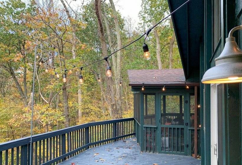 Mid Century Modern Cabin: Mountain & Natural Views