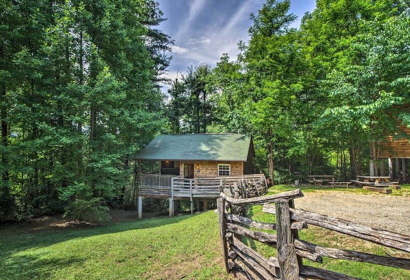 North Carolina Retreat W/ Hot Tub, Deck & Fire Pit