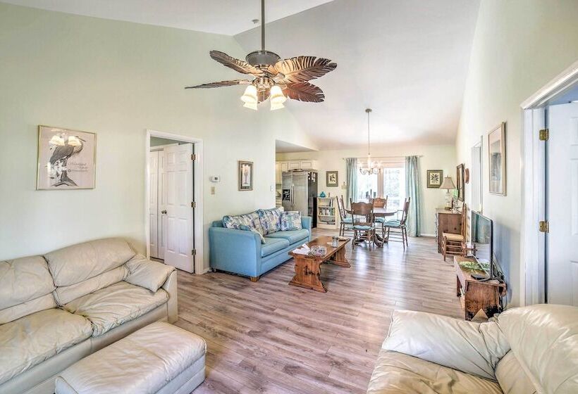 Oak Island Home W/ Yard < 1 Mi To The Beach!