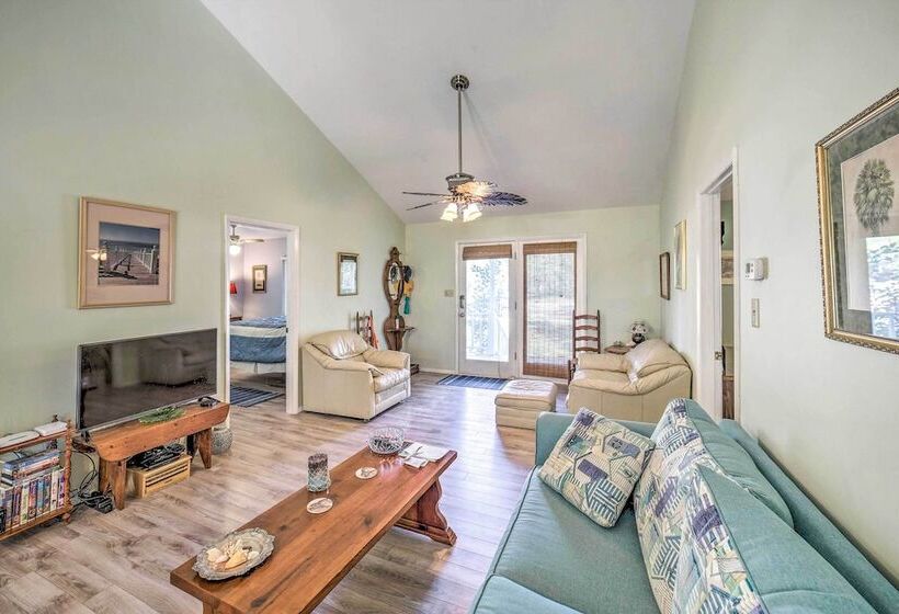 Oak Island Home W/ Yard < 1 Mi To The Beach!