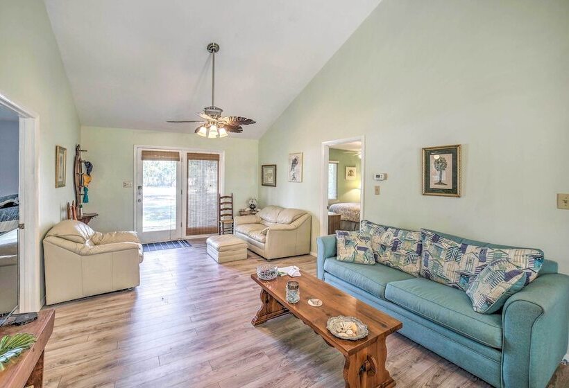 Oak Island Home W/ Yard < 1 Mi To The Beach!