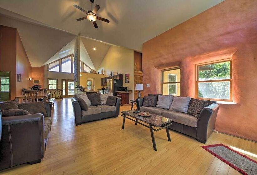 Peaceful Custom Carbondale Home W/ Pool, Near Siu!