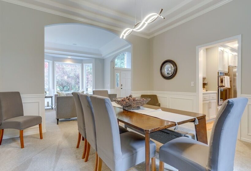 Spacious Snohomish Home: Relaxing Group Getaway!