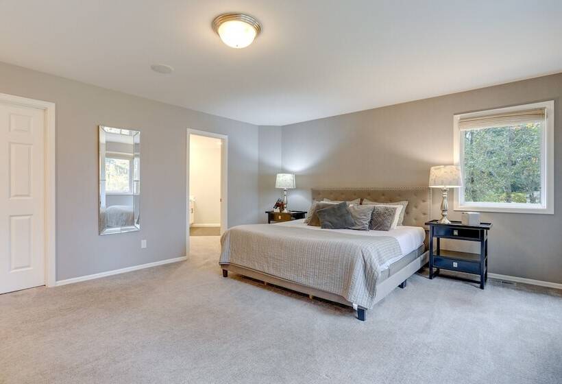 Spacious Snohomish Home: Relaxing Group Getaway!