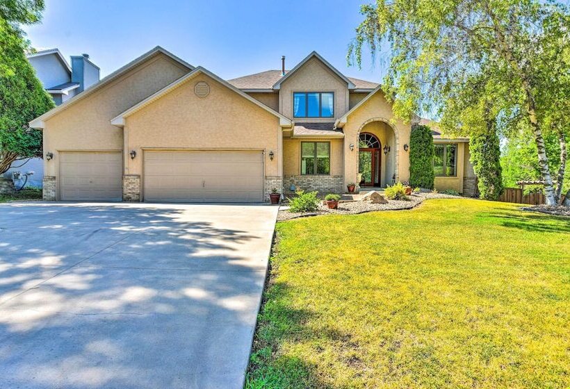 Pet Friendly Maple Grove Gem W/ Private Yard!