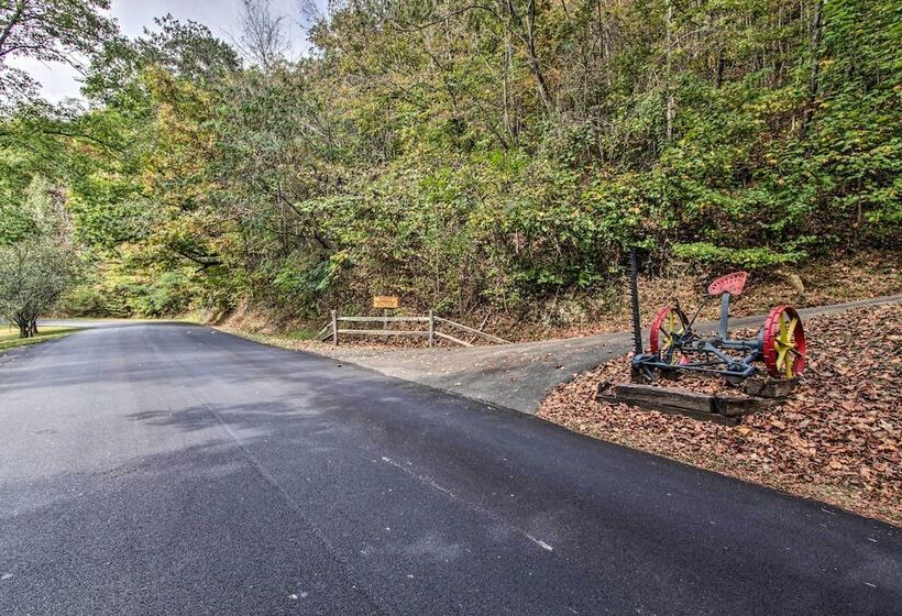 Pigeon Forge  Scenic Solitude  W/ Private Hot Tub!