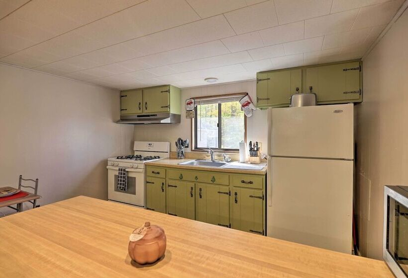 Arrowhead Lake Amenities: Quaint Home W/ Fireplace