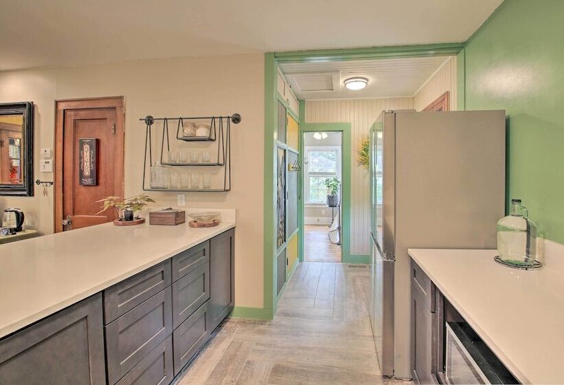 2 Mi To Central Ave: Quaint Hot Springs Home!