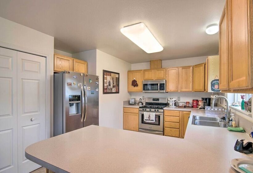 Quaint Ranch Home W/ Yard In Midtown Anchorage!