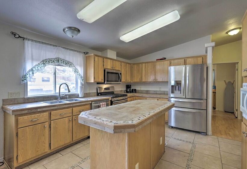 Red Rock Rambler  Moab Home W/ Hot Tub & Views!