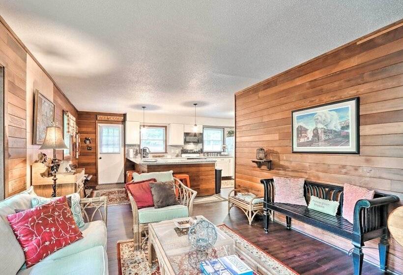 Relaxing Eagle Rock Resort Home   1 Block To Lake!