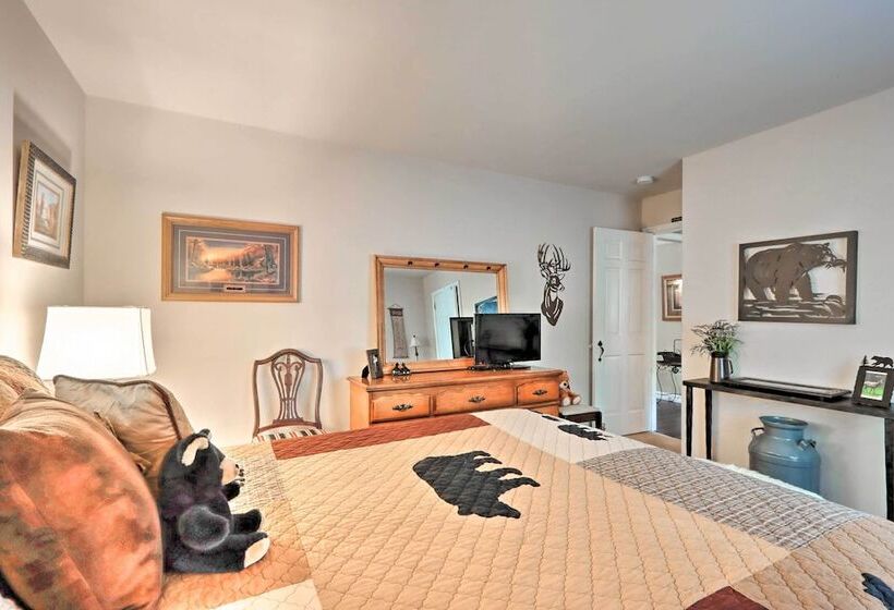 Relaxing Eagle Rock Resort Home   1 Block To Lake!