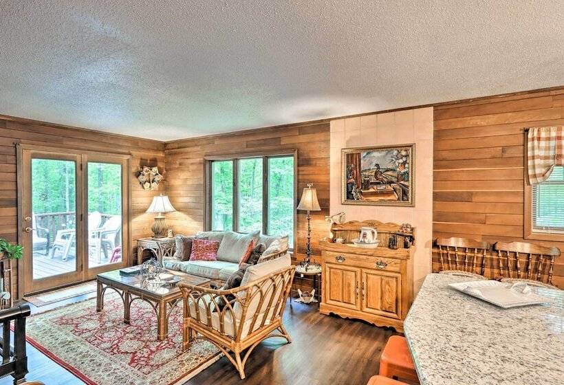 Relaxing Eagle Rock Resort Home   1 Block To Lake!