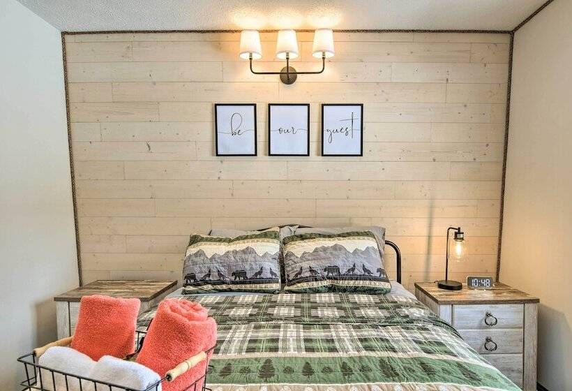 Tobyhanna Cabin W/ Deck, Community Pool & Golf!