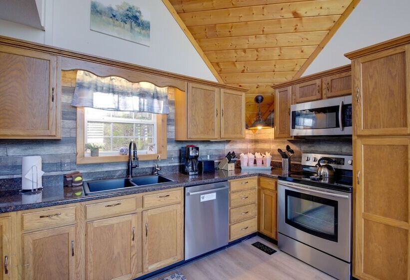 Smoky Mountains Cabin W/ Lake Access & Game Room!