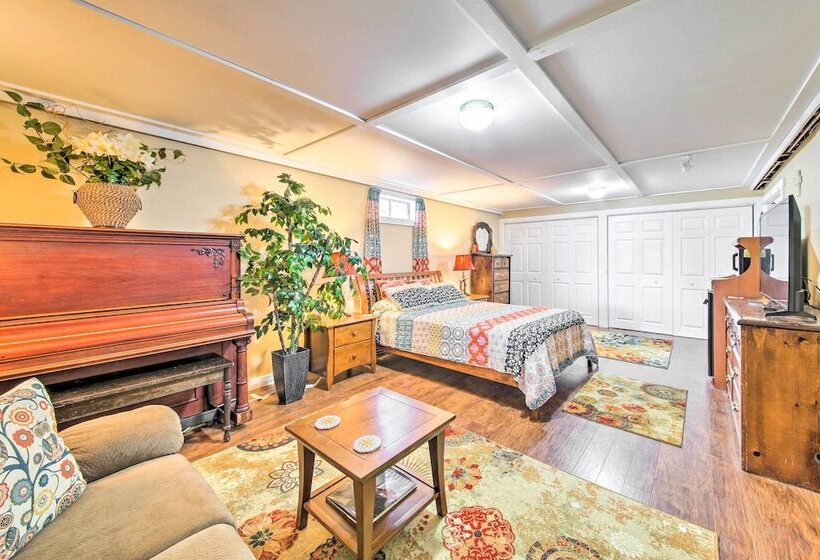 Spacious Down East Cabin W/ Deck + Views!