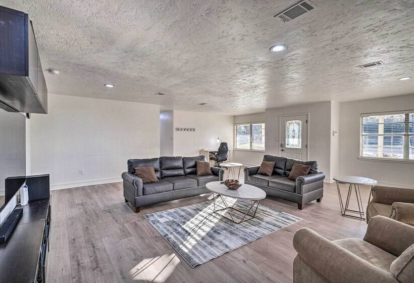 Spacious Gainesville Retreat W/ Backyard!