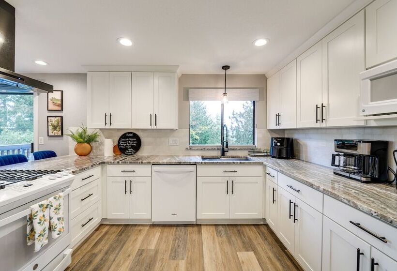 Mount Vernon Home W/ Private Hot Tub