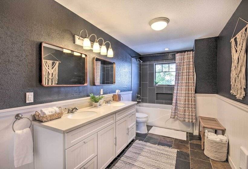 Stunning Gallatin Gateway Mountain Retreat!