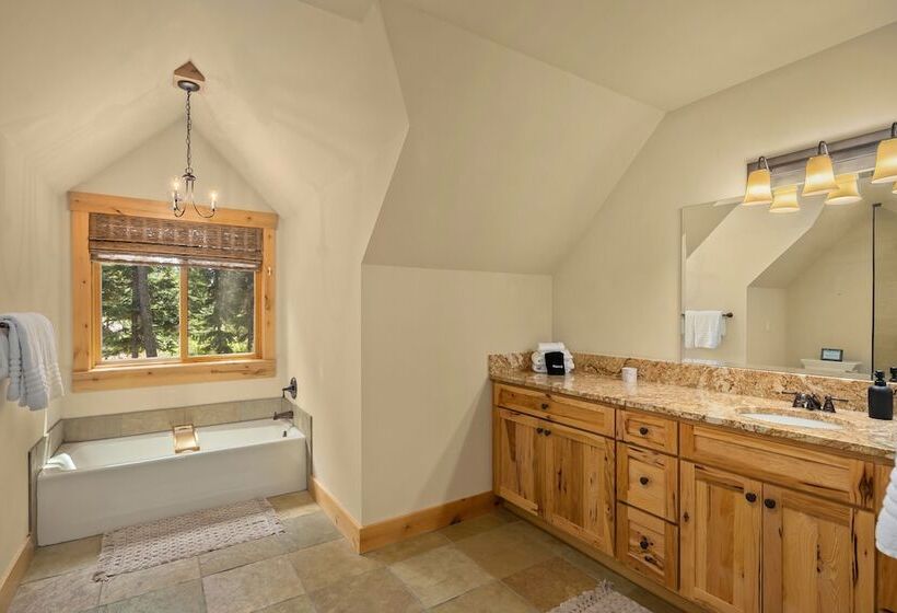 Hot Tub & Game Room: Home In Cle Elum