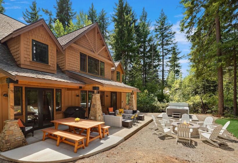 Hot Tub & Game Room: Home In Cle Elum