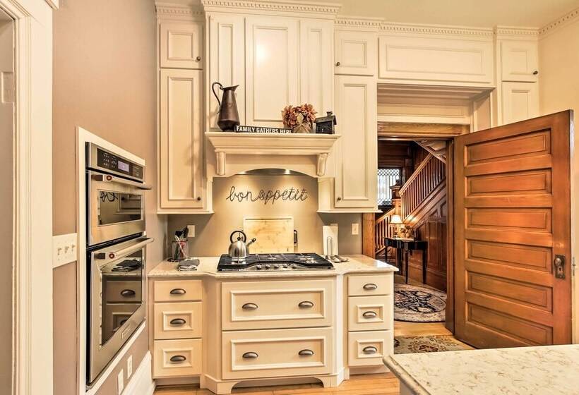 Dog Friendly Home W/ Balcony & Yard In Surgeon Bay