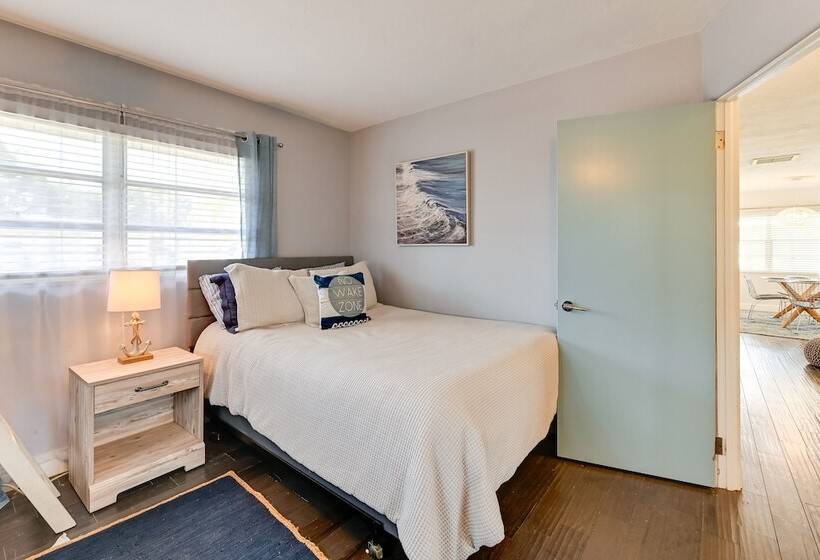 Sunny Sarasota Home W/ Pool Near Siesta Key Beach!