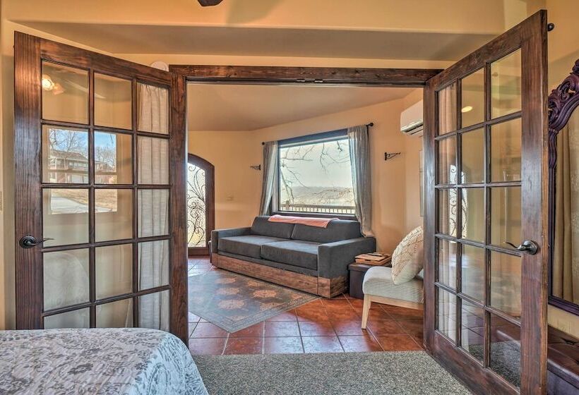 Sunset Bluff Treehouse : On Bull Shoals Lake!