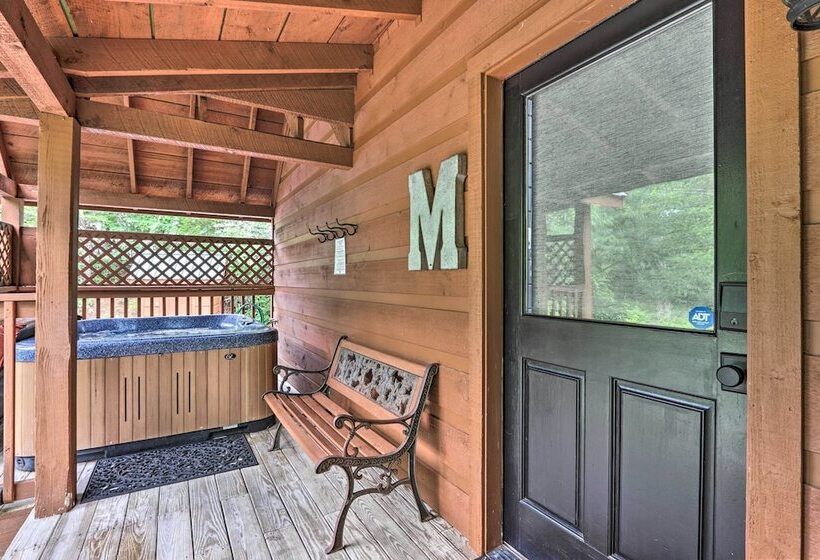 The Moonshine  Cabin: Hot Tub, 3 Mi To Dollywood