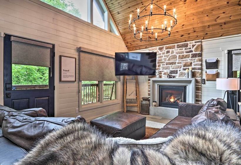 The Moonshine  Cabin: Hot Tub, 3 Mi To Dollywood
