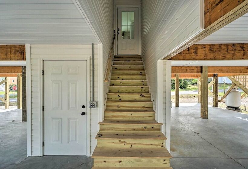 Upscale Oak Island Escape W/ 66 Ft Veranda!