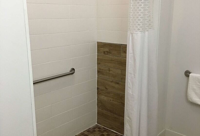 هتل Hampton Inn Mcpherson